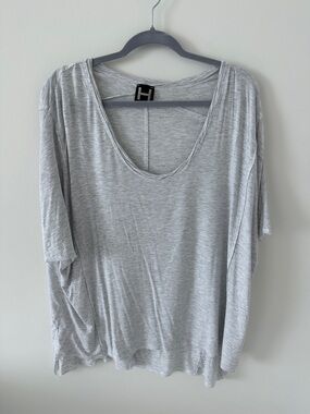 H by bordeaux Relaxed Scoop Neck Tee in Light Gray